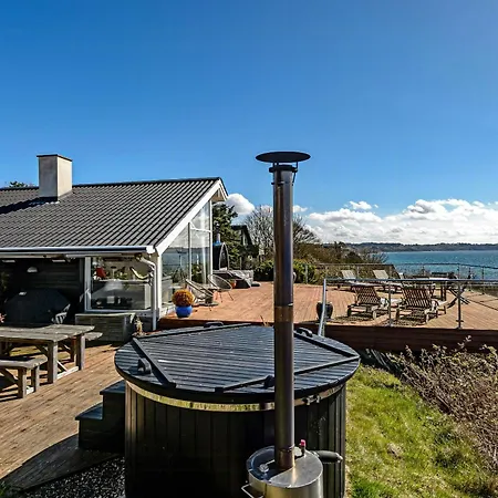 With Extraordinary Sea View At Rosnaes 펜션 칼룬드보르그