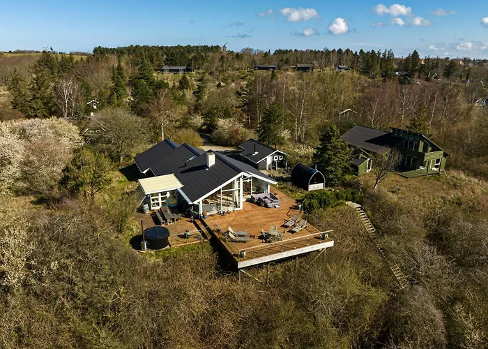 With Extraordinary Sea View At Rosnaes كالوندبورج